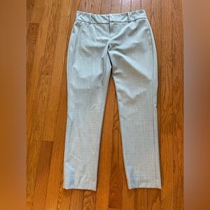 Calvin Klein 
Dress pants
Gray/white
Size4 waist 15.5”inseam 26.5”hip 17”